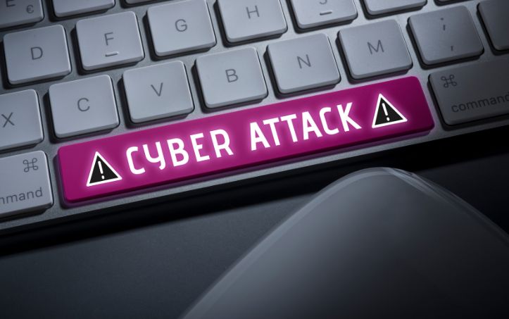 מקלדת אפורה ועליה כיתוב באנגלית cyber attack